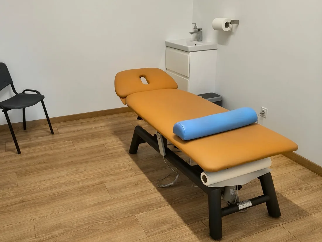 Elektryczny stół do terapii i umywalka w drugiej sali gabinetu AKU-REH