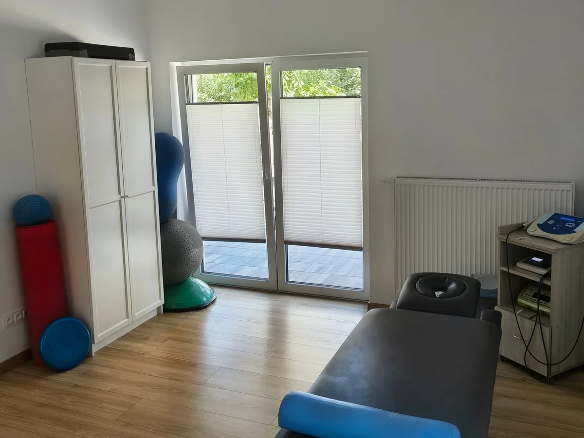 Gabinet zabiegowy AKU-REH w Brzesku: stół terapeutyczny, piłki rehabilitacyjne i aparat do fizykoterapii